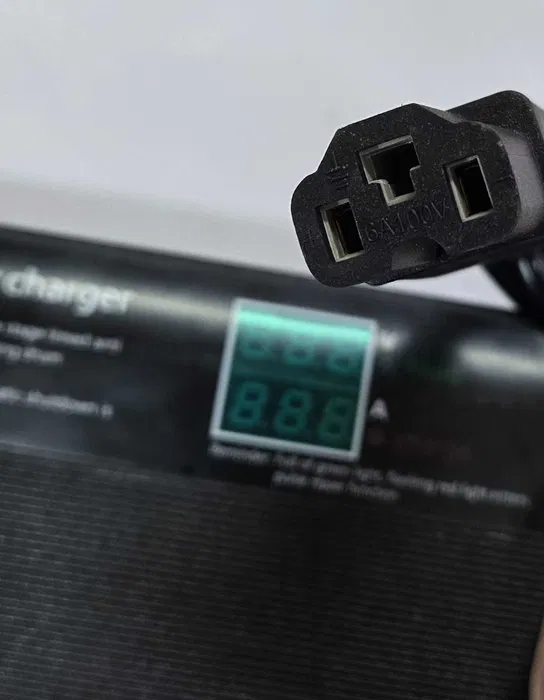 Зарядно устройство 48V за тягови акумулатори с дисплей 4